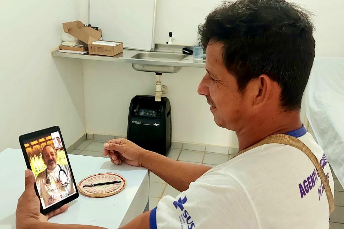 Homem cozinhando na cozinha

Descrição gerada automaticamente com confiança média